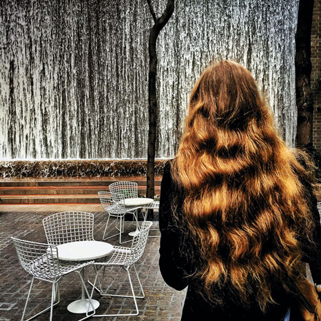 Women with wavy hair in front of wavy scene